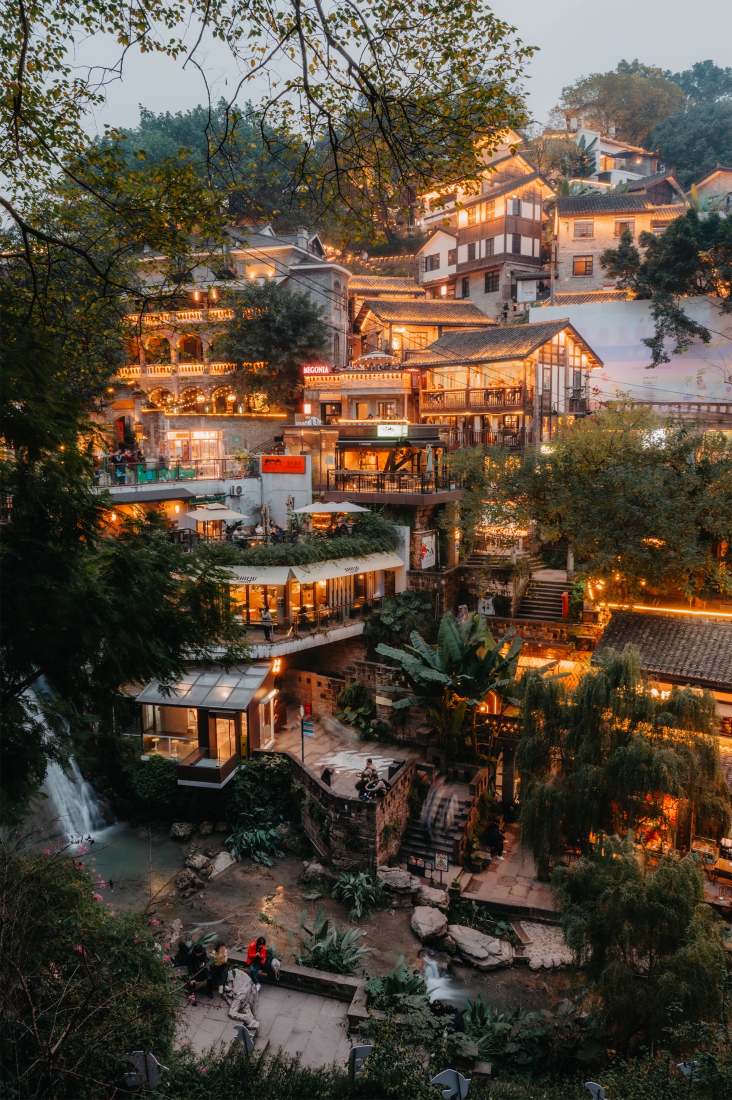 走进街巷中的历史与现代 · 摄于重庆市南岸区龙门浩老街