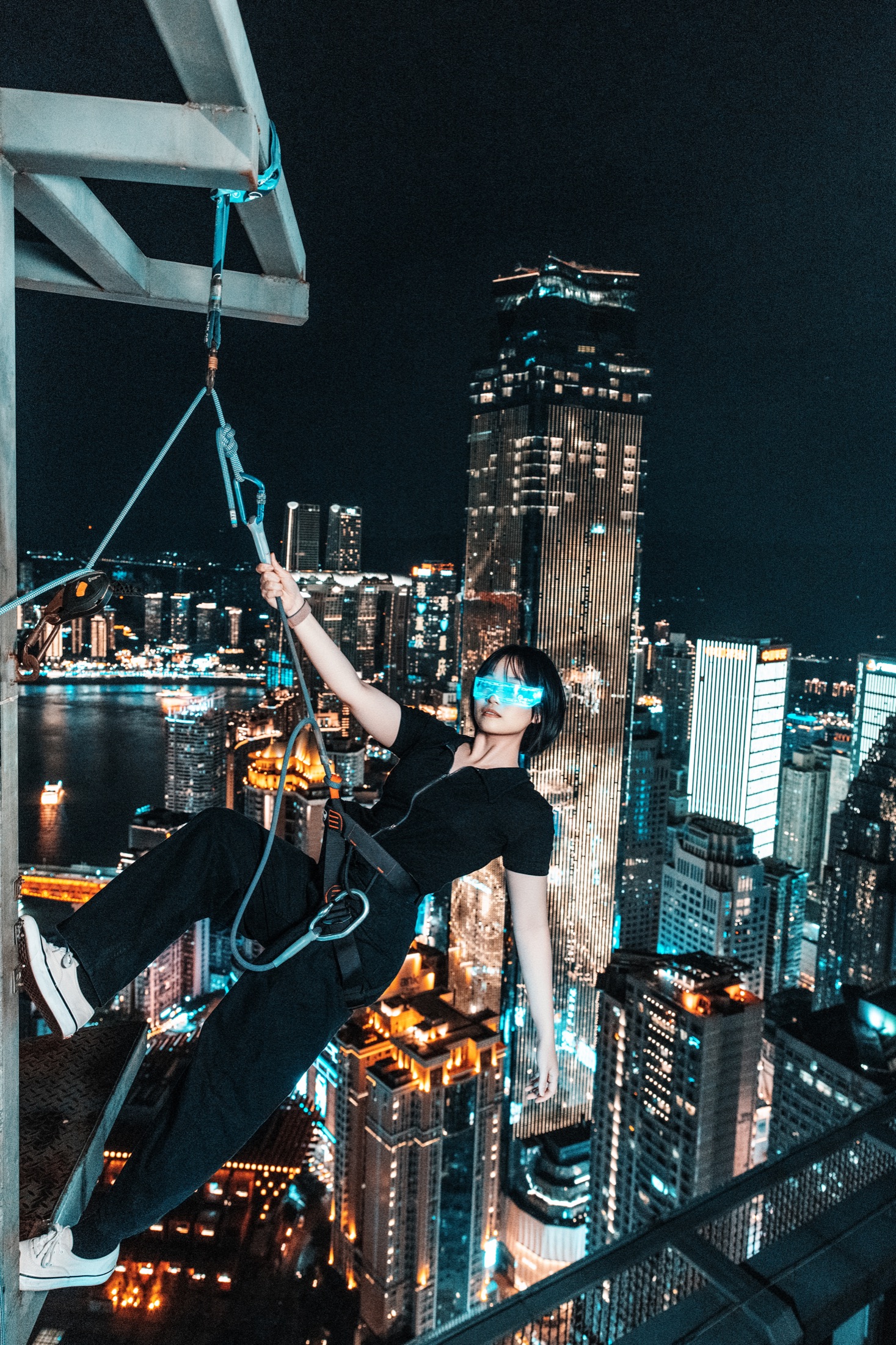 旅行者在重庆高空夜景中完成云端之眼旅拍