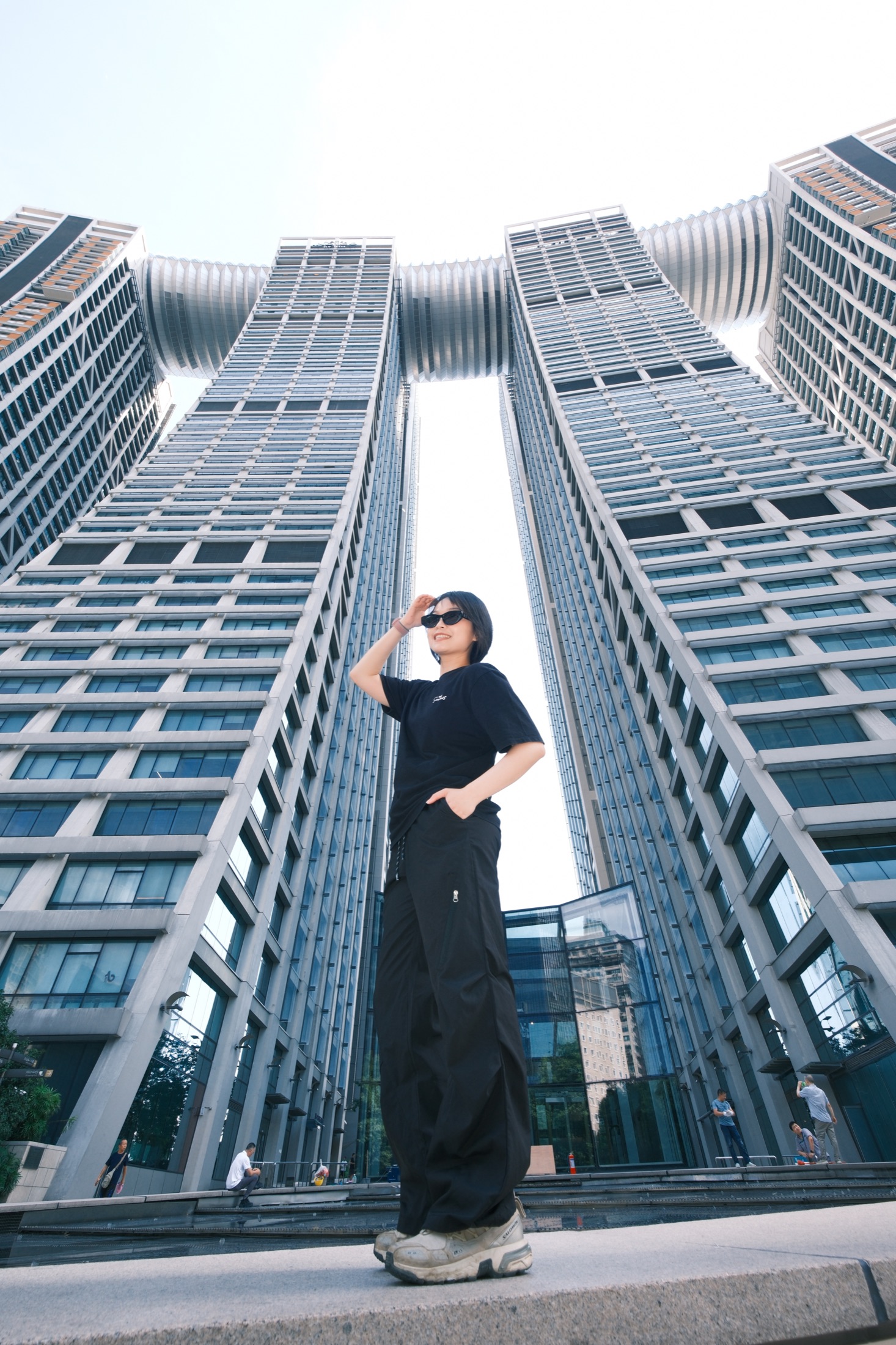 旅行者在重庆现代建筑群中完成赛博城市风格旅拍