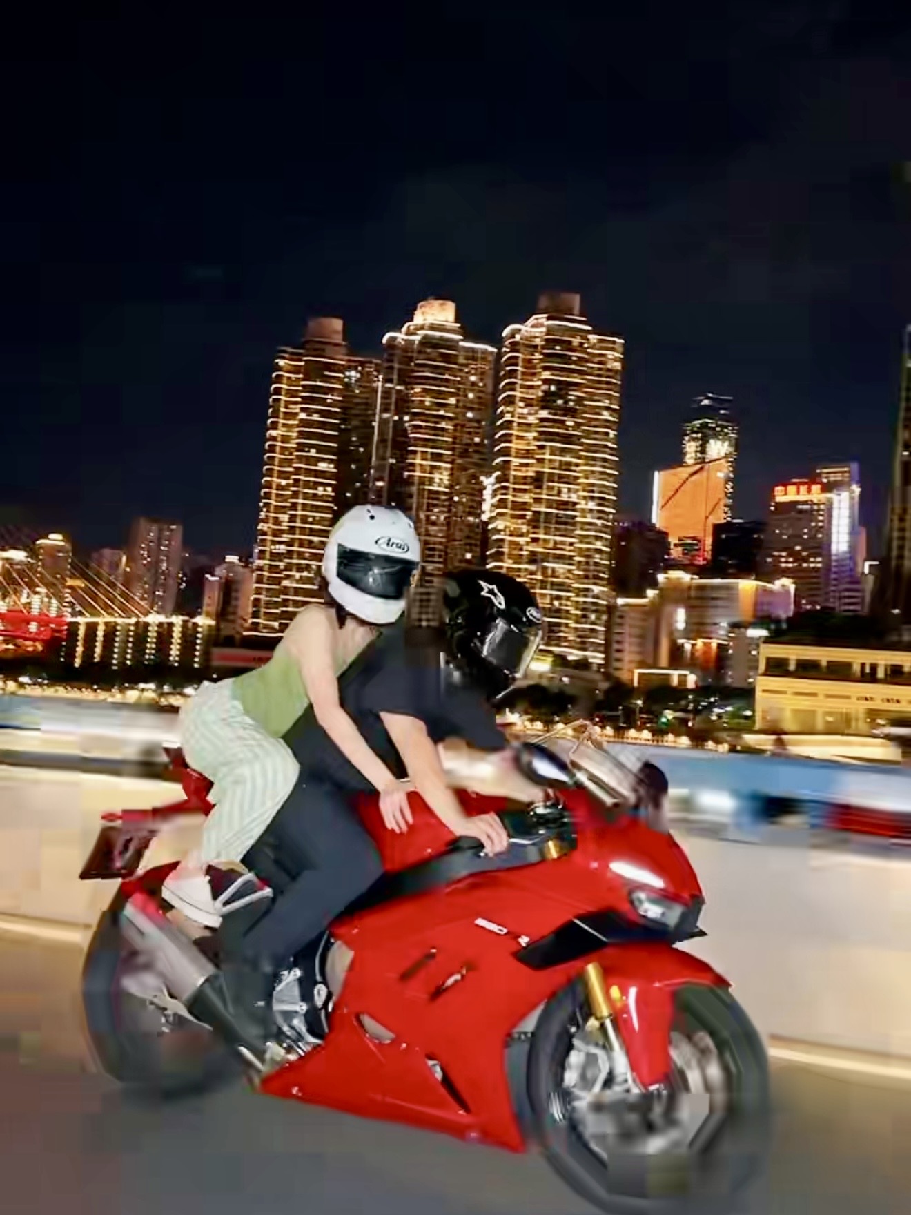 两位姐妹在重庆夜景中体验机车旅拍