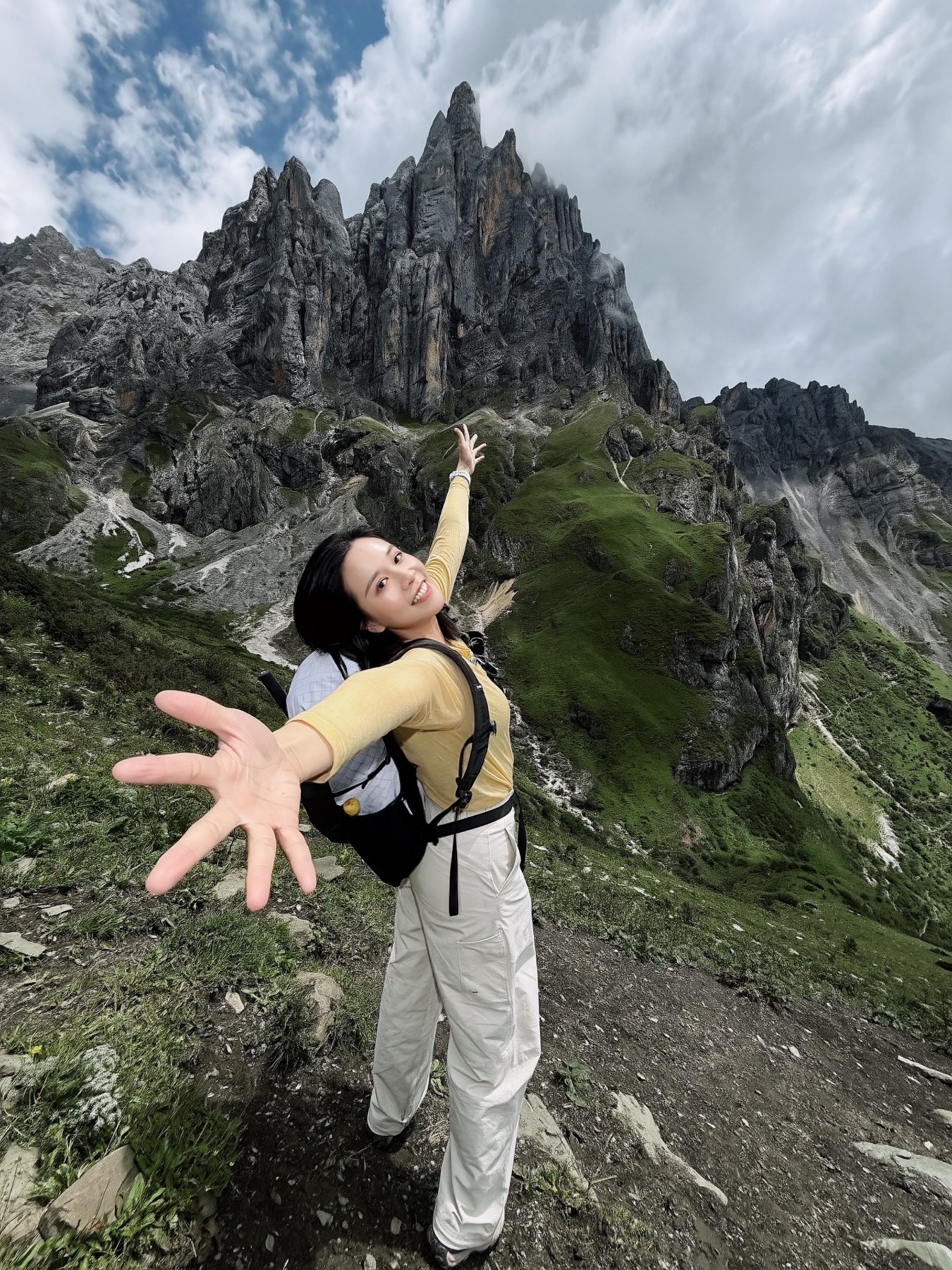 联合创始人金鱼在山间旅行